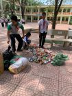 Các em học sinh thu gom phế liệu tập kết tại sân trường
